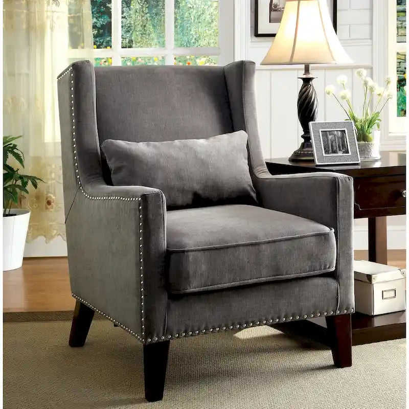Sillón orejero con ribete de tachuelas