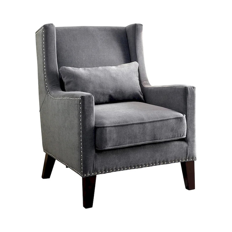 Sillón orejero con ribete de tachuelas