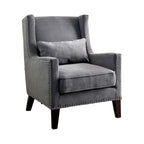 Sillón orejero con ribete de tachuelas