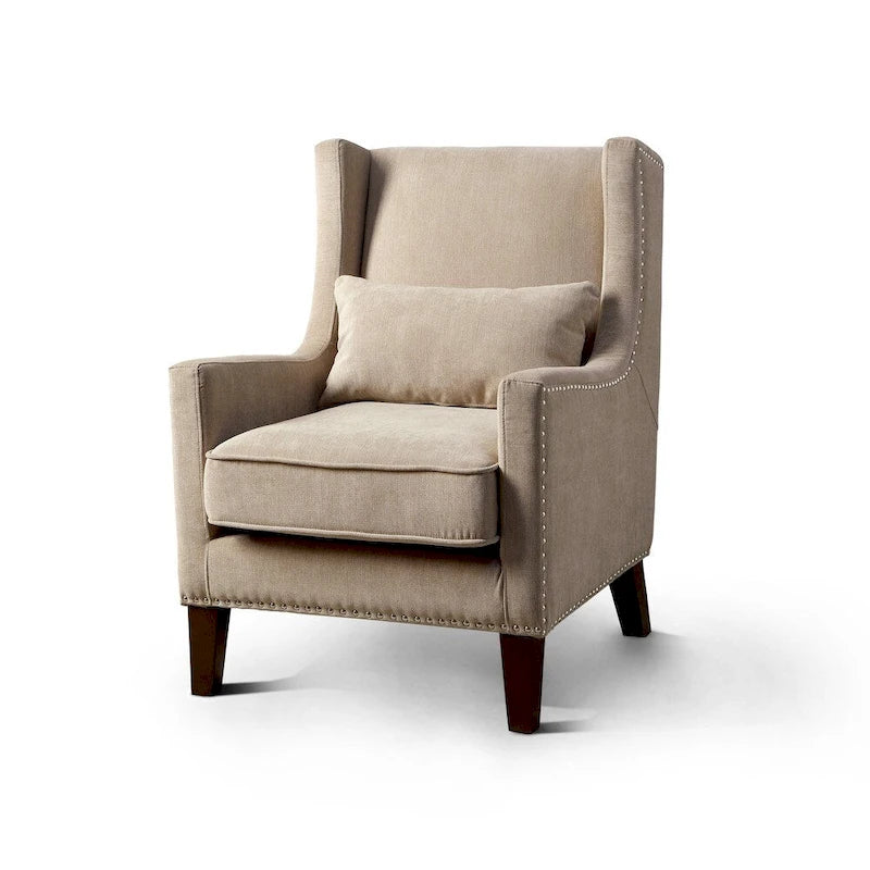 Sillón orejero con ribete de tachuelas
