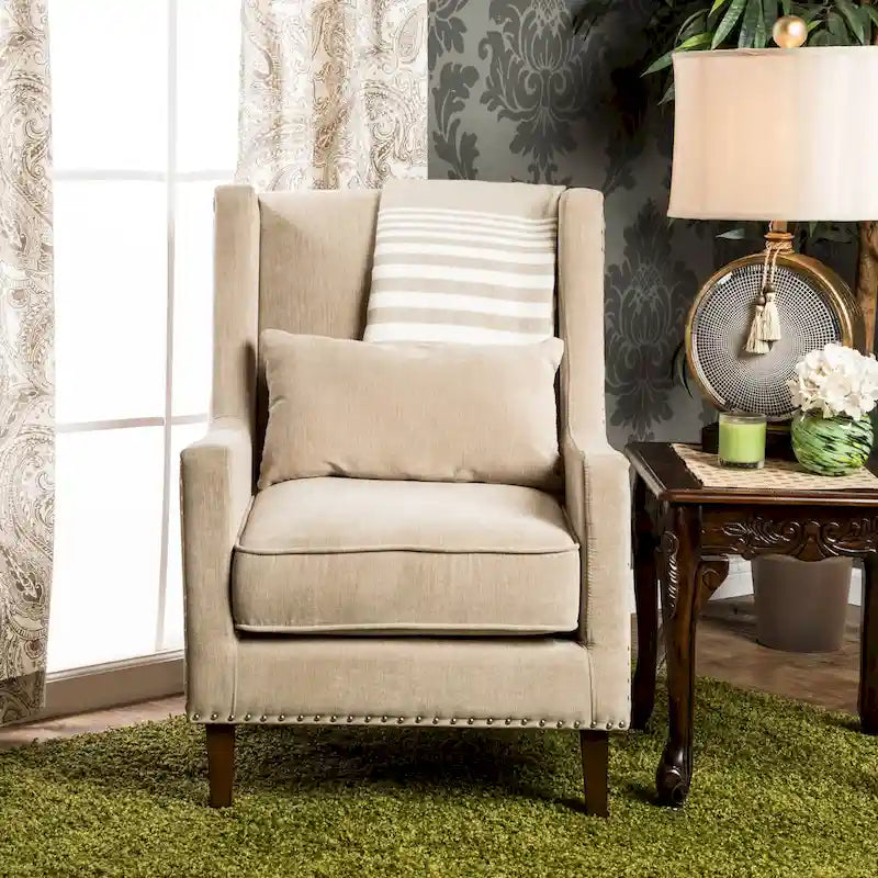 Sillón orejero con ribete de tachuelas