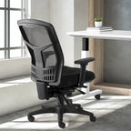 Silla de oficina de malla negra con respaldo y soporte lumbar