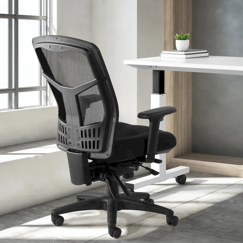 Silla de oficina de malla negra con respaldo y soporte lumbar