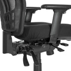 Silla de oficina de malla negra con respaldo y soporte lumbar